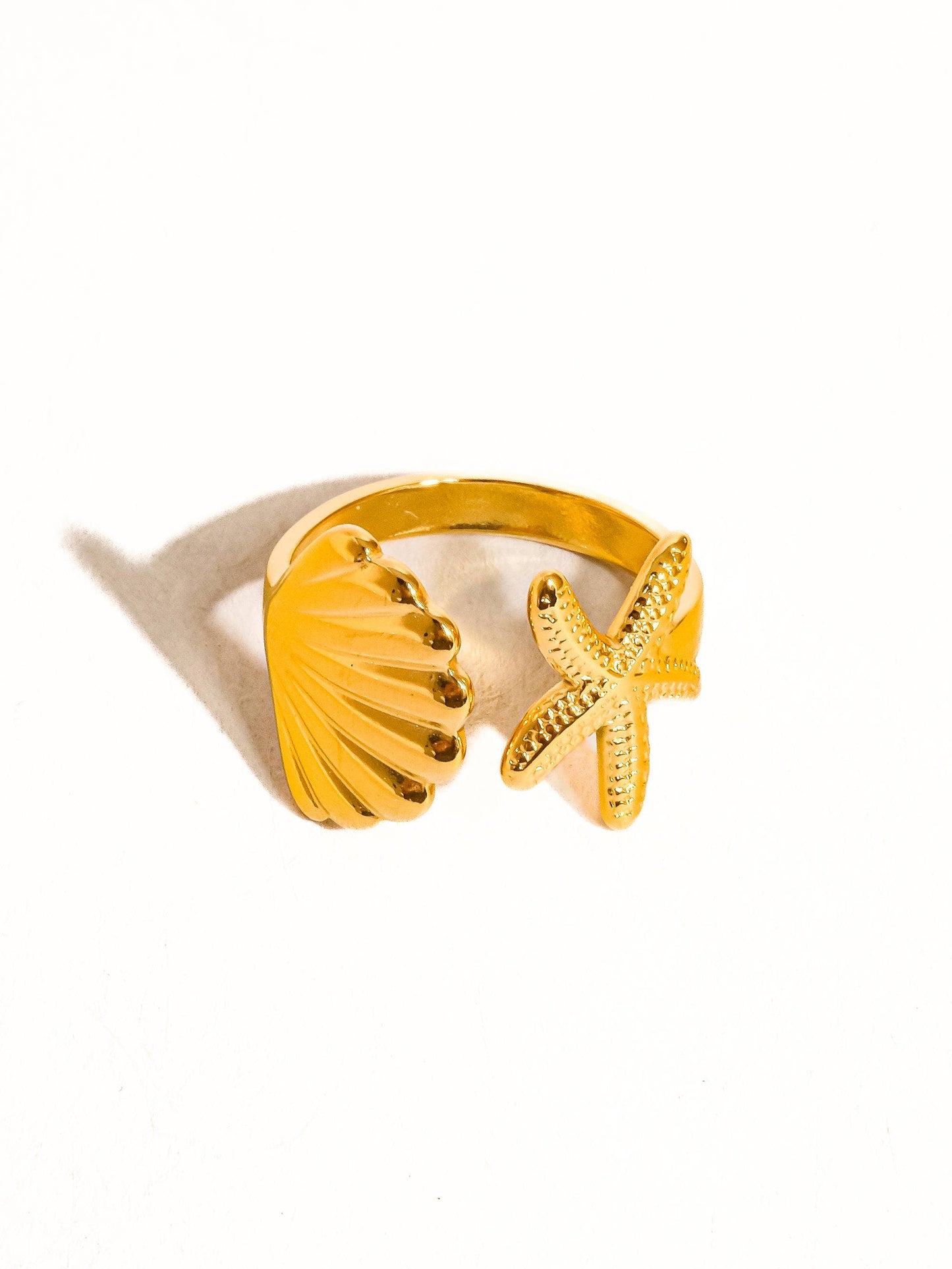 Étoilé 18K Gold Non-Tarnish Star and Shell Ring: Yellow Gold